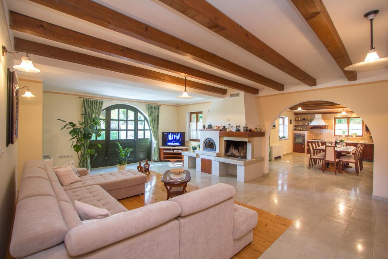 Villa Kringa Tinjan Εξωτερικό φωτογραφία